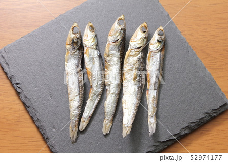 スレートプレート上の焼きめざし。 52974177