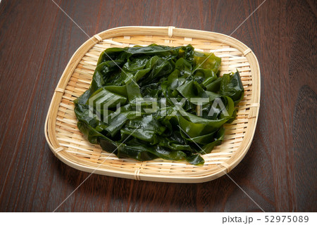 水戻しした塩蔵ワカメ 水戻しした塩蔵ワカメ 52975089