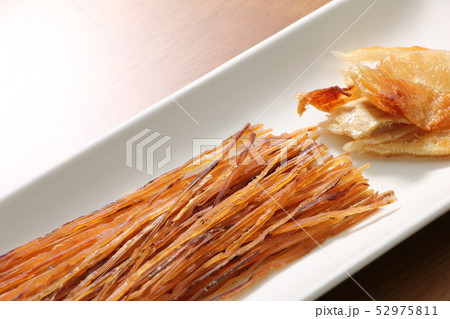 海産おつまみ2種盛り合わせ(焼きえいひれ・するめそうめん)。 海産おつまみ2種盛り合わせ(焼きえいひれ・するめそうめん)。 52975811