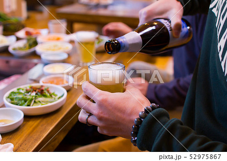 韓国チェジュ島のお店で飲み会と生ビール 52975867