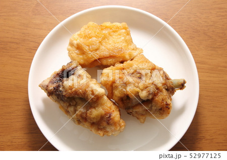 骨付き鶏肉の唐揚げ。 骨付き鶏肉の唐揚げ。 52977125