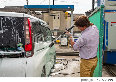 洗車する男性 52977399