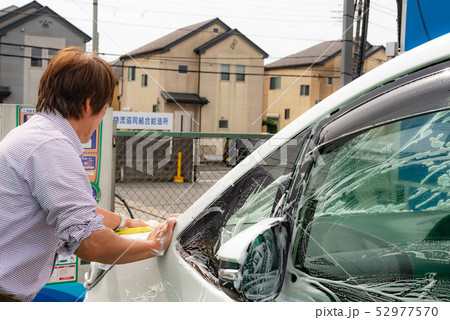 洗車する男性 洗車する男性 52977570