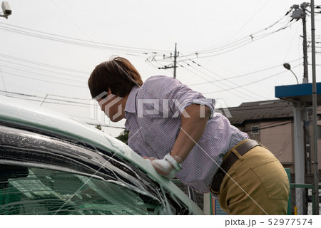 洗車する男性 洗車する男性 52977574