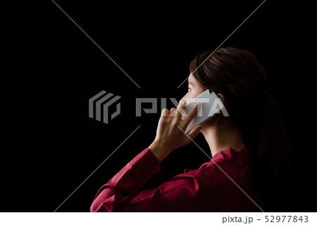 スマホで通話する女性 52977843