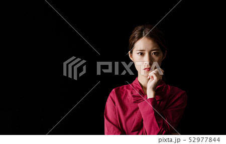 悩む女性 52977844