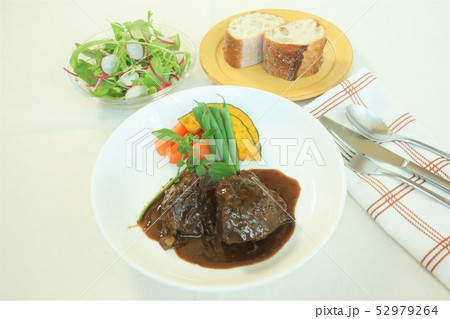 牛ほほ肉の赤ワイン煮 52979264