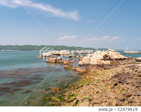 犬島・精錬所跡の煙突とカラミ煉瓦が映える港の情景 52979619