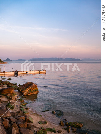 岡山県玉野市・渋川海岸の夕陽とシルエット輝く瀬戸内海面 52979842