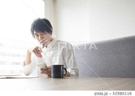 考える若い男性 考える若い男性 52980116