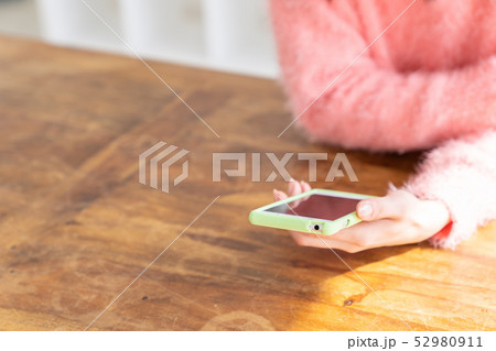 スマホを見る女性 手元 スマホを見る女性 手元 52980911