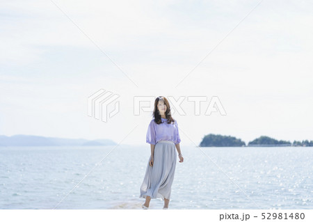 島を旅する女性 52981480