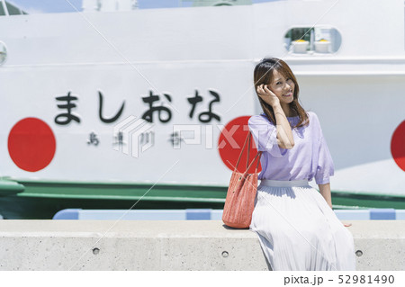 島を旅する女性 52981490