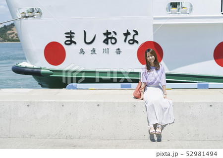 島を旅する女性 52981494
