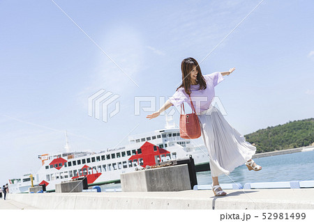 島を旅する女性 52981499