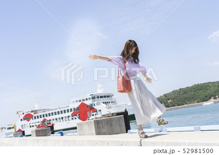 島を旅する女性 52981500