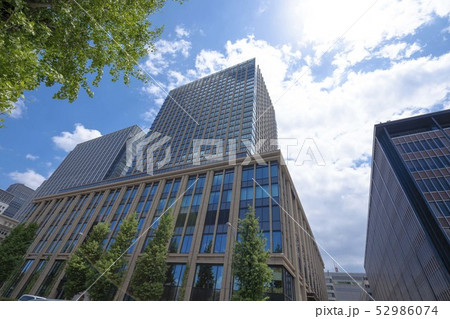 【都市風景】　丸の内　皇居　青空 52986074