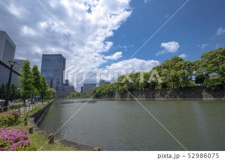 【都市風景】　丸の内　皇居　青空 52986075