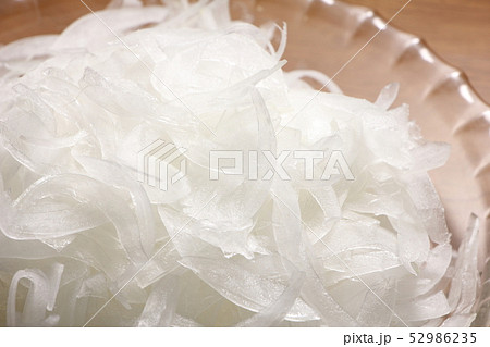 サラダ用にスライスされた新玉ねぎのアップ。 52986235