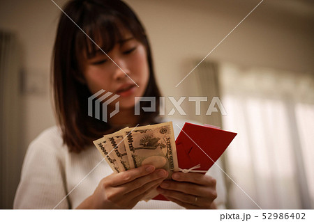 ご祝儀を悩む女性 ご祝儀を悩む女性 52986402
