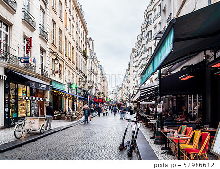 パリ 人気マルシェの町並みの写真素材