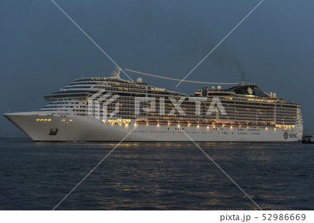 横浜港大黒ふ頭を出港するMSCスプレンディダ 横浜港大黒ふ頭を出港するMSCスプレンディダ 52986669