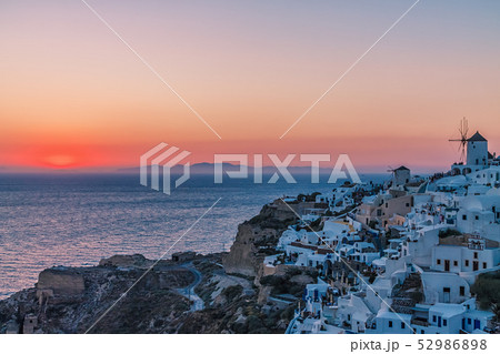 Oia village at sunset, Santorini island 52986898
