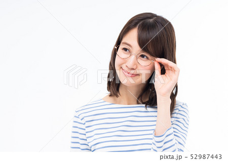 若い女性（めがね） 52987443
