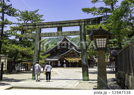 島根県出雲 出雲大社 銅鳥居と拝殿 島根県出雲 出雲大社 銅鳥居と拝殿 52987538