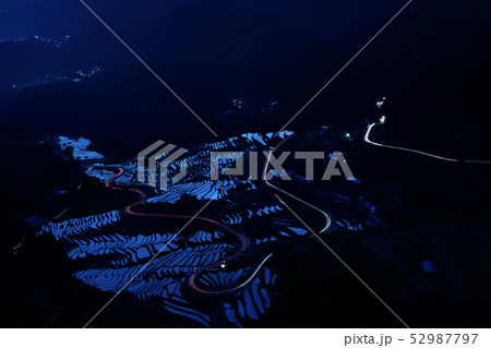 丸山千枚田の夜景と車の光跡 丸山千枚田の夜景と車の光跡 52987797