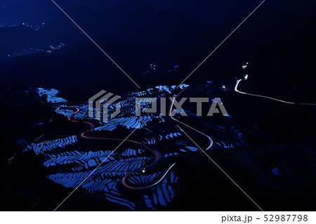 丸山千枚田の夜景と車の光跡 丸山千枚田の夜景と車の光跡 52987798