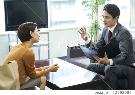 相談を受ける弁護士 52992980
