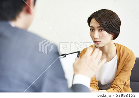 セールス　勧誘　アンケート　面接　面談　応接室　主婦 52993155