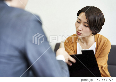 セールス　勧誘　アンケート　面接　面談　応接室　主婦 52993157