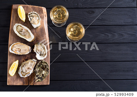Fresh Oysters with lemon and white wine Fresh Oysters with lemon and white wine 52993409