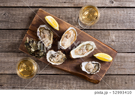 Fresh Oysters with lemon and white wine Fresh Oysters with lemon and white wine 52993410