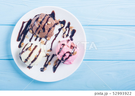 Ice cream with walnuts and chocolate topping Ice cream with walnuts and chocolate topping 52993922