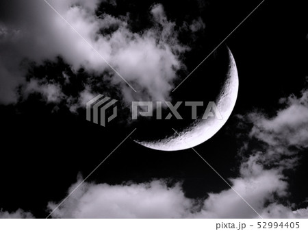 The moon in the night sky 52994405