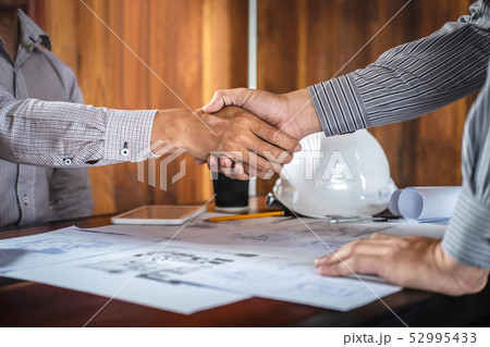 Shaking hands of collaboration, Construction 52995433