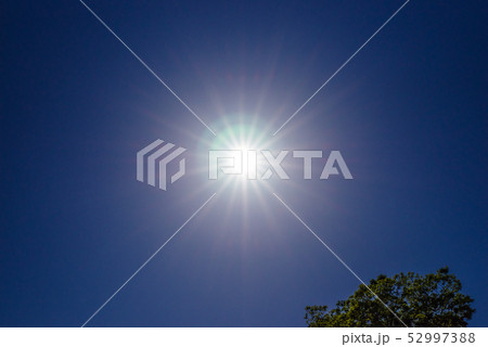 太陽と青空のイメージ 52997388