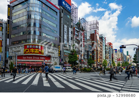 新宿歌舞伎町横断歩道 52998680