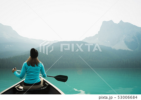 Woman kayaking in lake 53006684