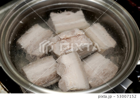 豚の角煮下茹で（ラフテーの下茹で） 53007152