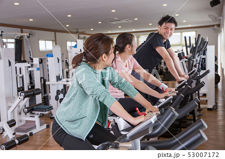 スポーツジムで有酸素運動する男女 53007172