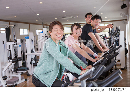 スポーツジムで有酸素運動する男女 53007174