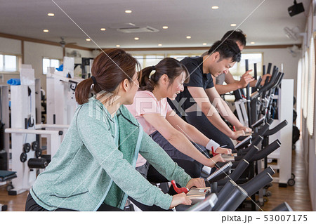 スポーツジムで有酸素運動する男女 53007175