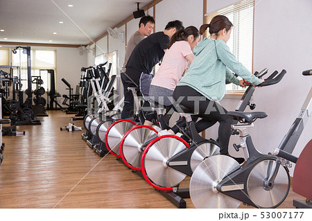 スポーツジムで有酸素運動する男女 53007177