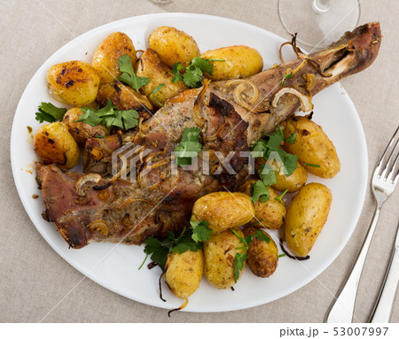 Grilled shoulder of mutton with baked new potatoes 53007997