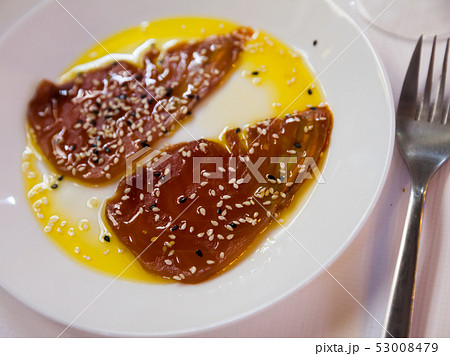 Raw tuna de Almadraba dish 53008479
