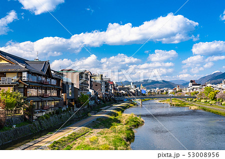 《京都府》初夏・鴨川の街並み 53008956